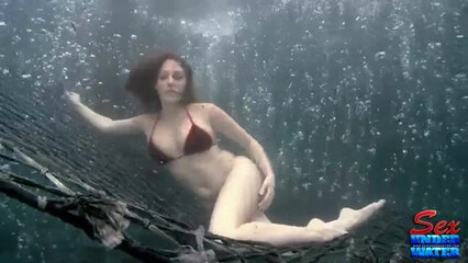 Нежный и необыкновенно чувственный секс без воздуха под водой