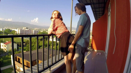 Частное порно молодой пары на балконе во время карантина